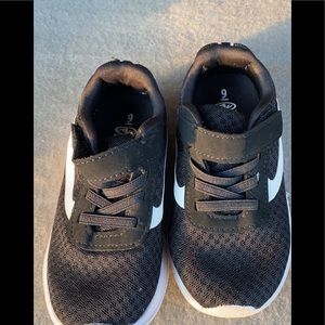 Walmart sneakers size 9c black